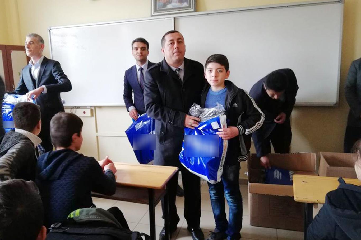 Sason’da öğrencilere giyim yardımı Sason’da öğrencilere giyim yardımı